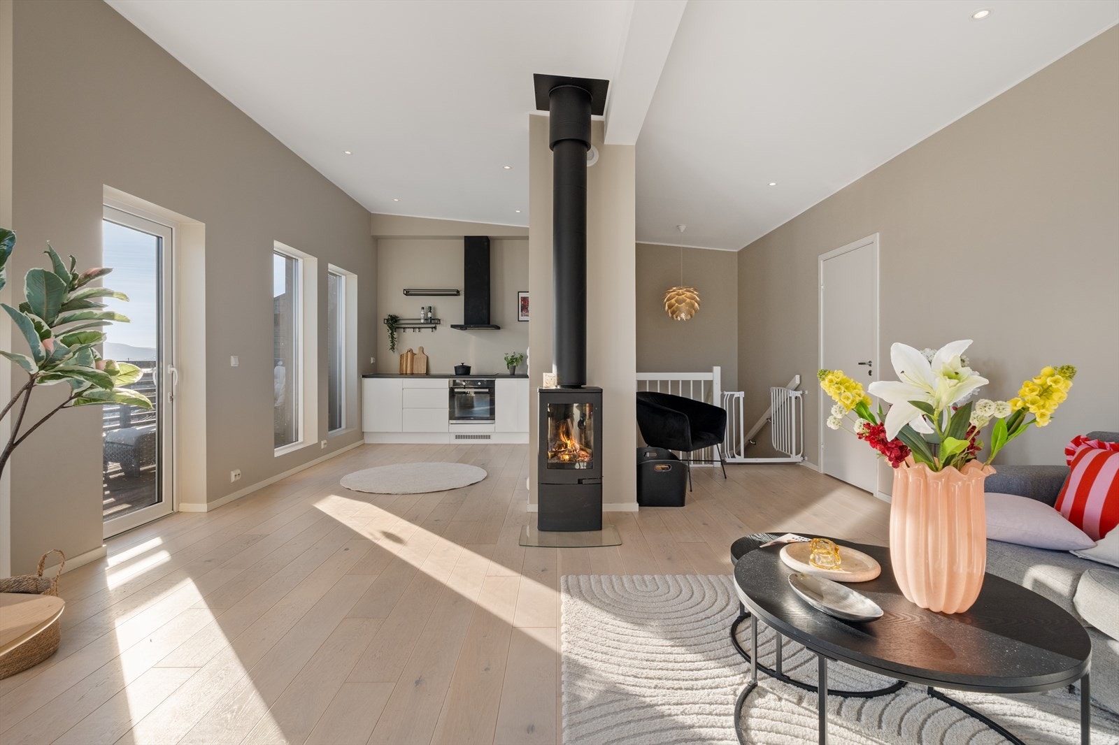 - Merk peis i stuen. Kombinert med balansert ventilasjon med varmegjenvinning kan du nyte en behagelig innetemperatur året rundt - Galleribilde