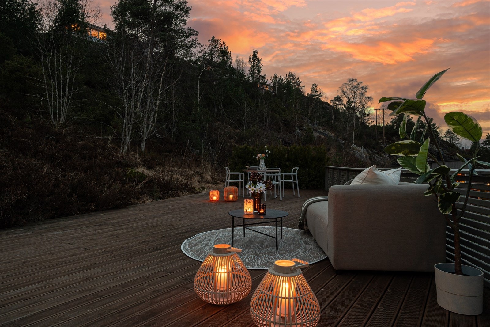 - Med hele 79m² terrasseareal kan du enkelt forflytte deg rundt på eiendommen og nyte svært gode solforhold midtsommers - Galleribilde