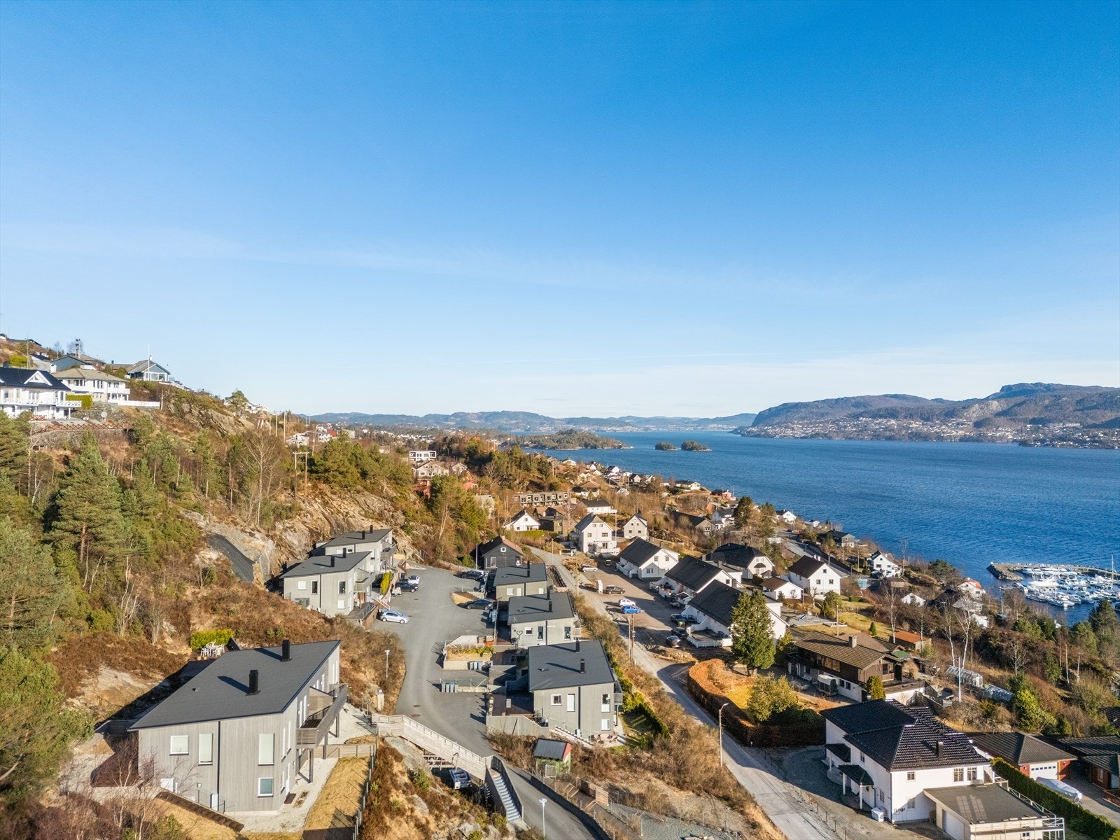 - Biloppstillingsplass med elbil-lader på sameiets felles tomt - Galleribilde