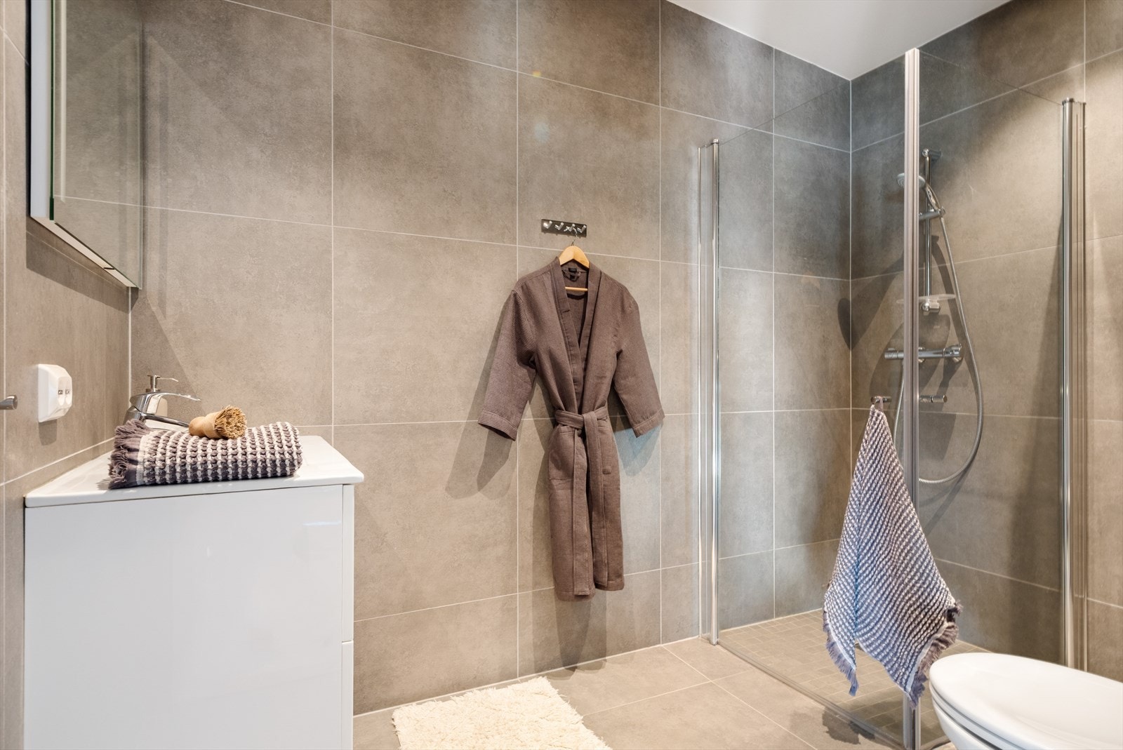 - Lekkert, helfliset baderom på 5,2m² med behagelig gulvvarme - Galleribilde