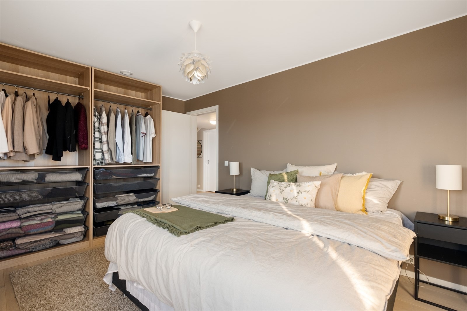 - Merk romslig garderobeløsning som medfølger handelen helt kostnadsfritt - Galleribilde