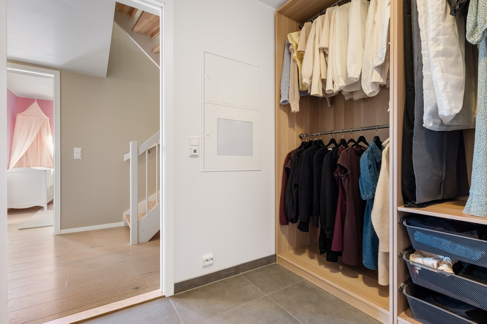 - Merk romslig garderobeløsning også her. I tillegg til gode oppbevaringsmuligheter på vaskerom har du også en innvendig bod på hele 10m² (!) - Galleribilde