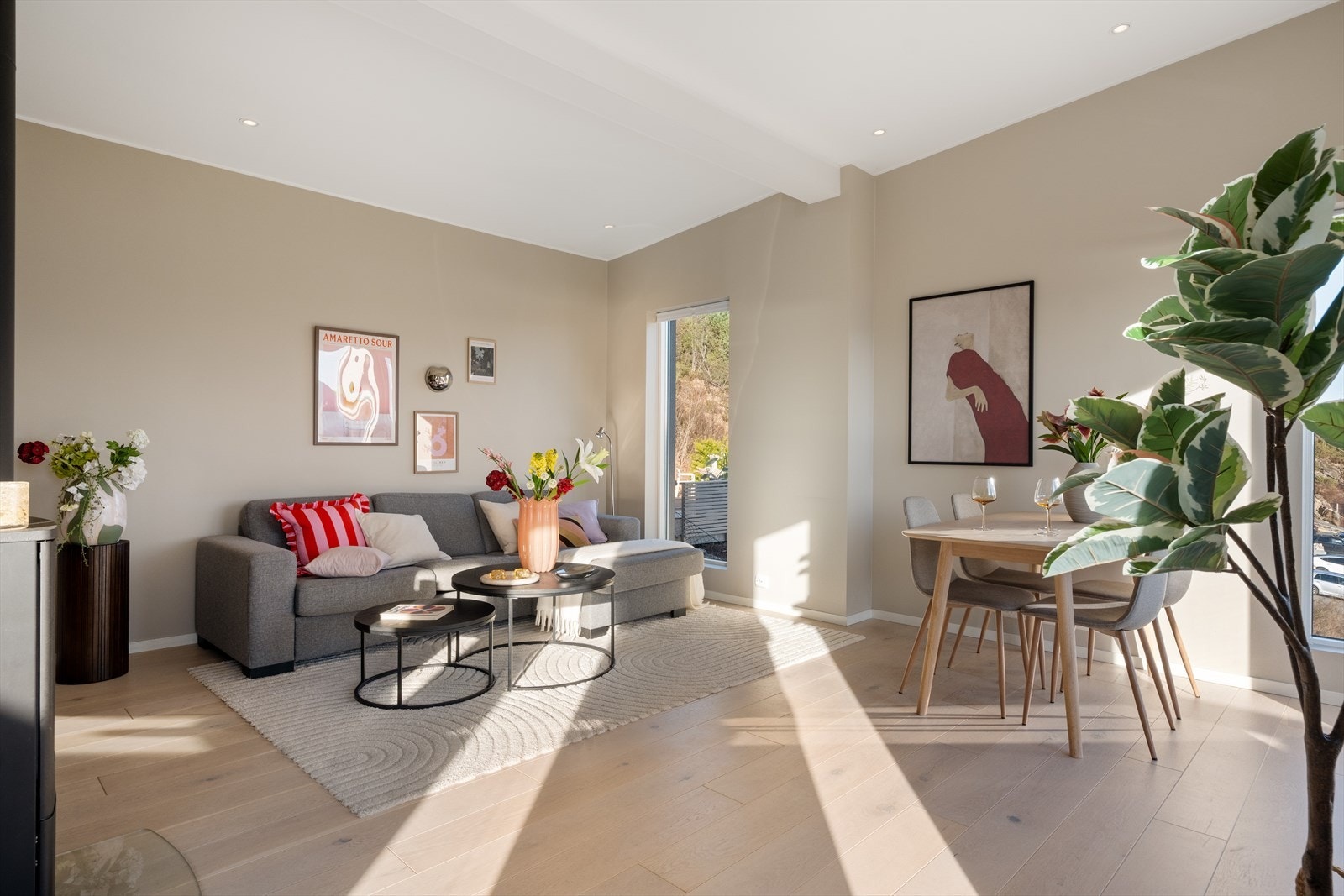 - Gjennomgående lik parkett på alle gulv sørger for et nydelig helhetsinntrykk og en rød tråd gjennom hele boligen - Galleribilde