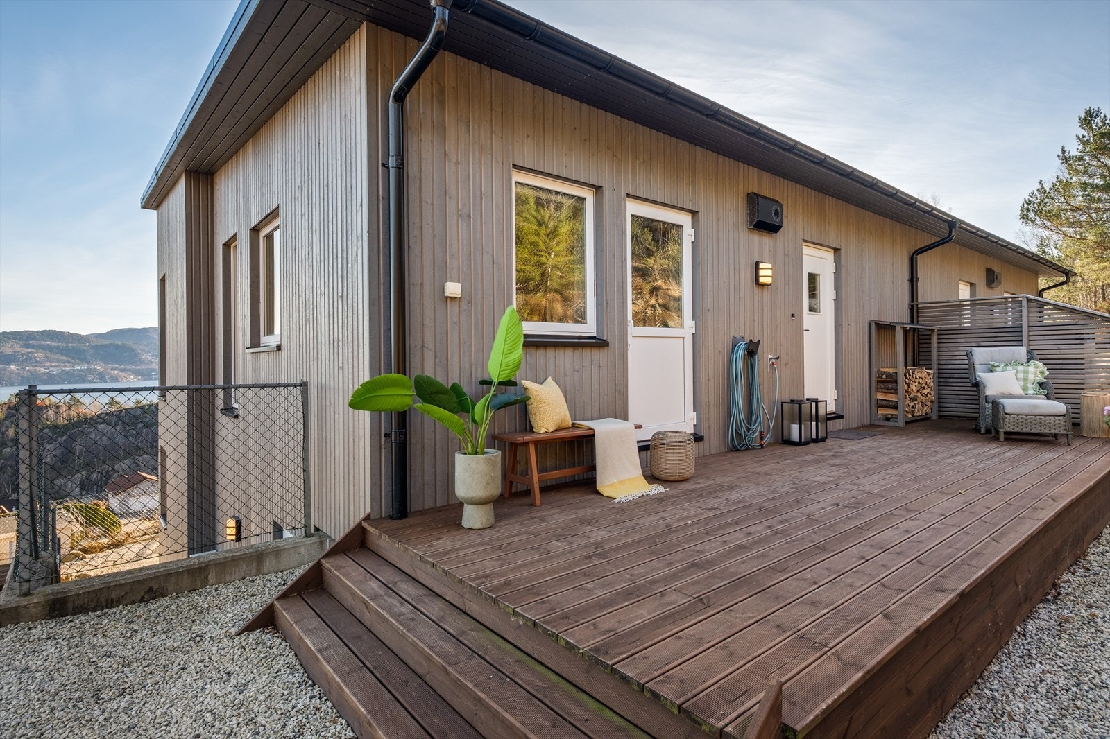 - Pent opparbeidet inngangsparti som gir et flott og representativt førsteinntrykk av boligen - Galleribilde