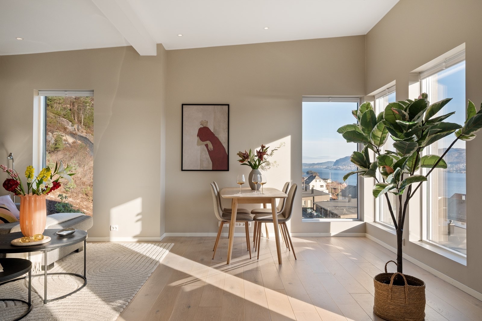 - Med vindusflater vendt mot 2 ulike himmelretninger kan du nyte den fantastiske utsikten direkte fra sofakroken - Galleribilde