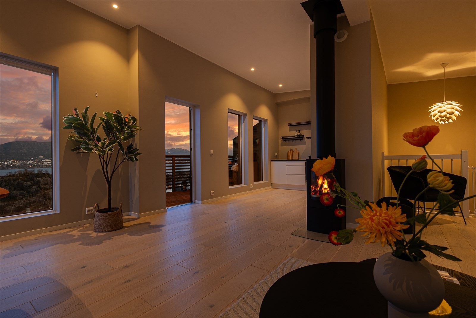 - Hovedetasjen inneholder entré, soverom, bad, stue og kjøkken - Galleribilde