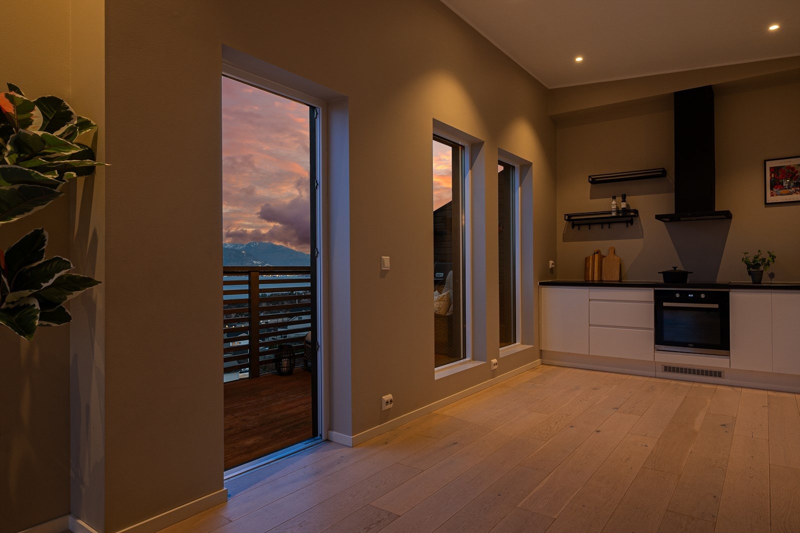 - Med direkte utgang til balkongen fra stue/kjøkken blir balkongen som en slags forlengelse av boligen sommerstid - Galleribilde