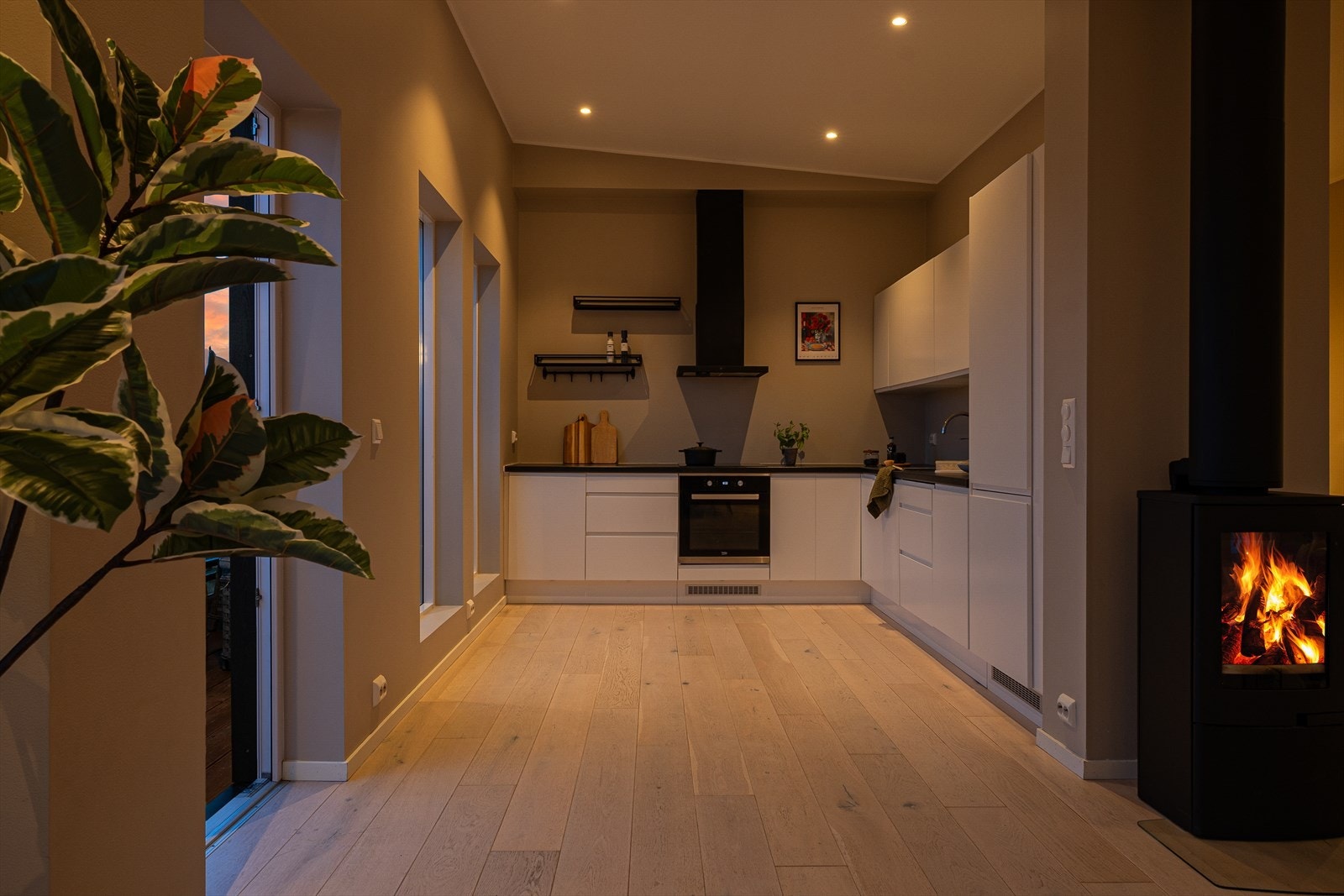 - Den delvis åpne stue-/kjøkkenløsningen sørger for en sosial sone og en optimal arealutnyttelse - Galleribilde