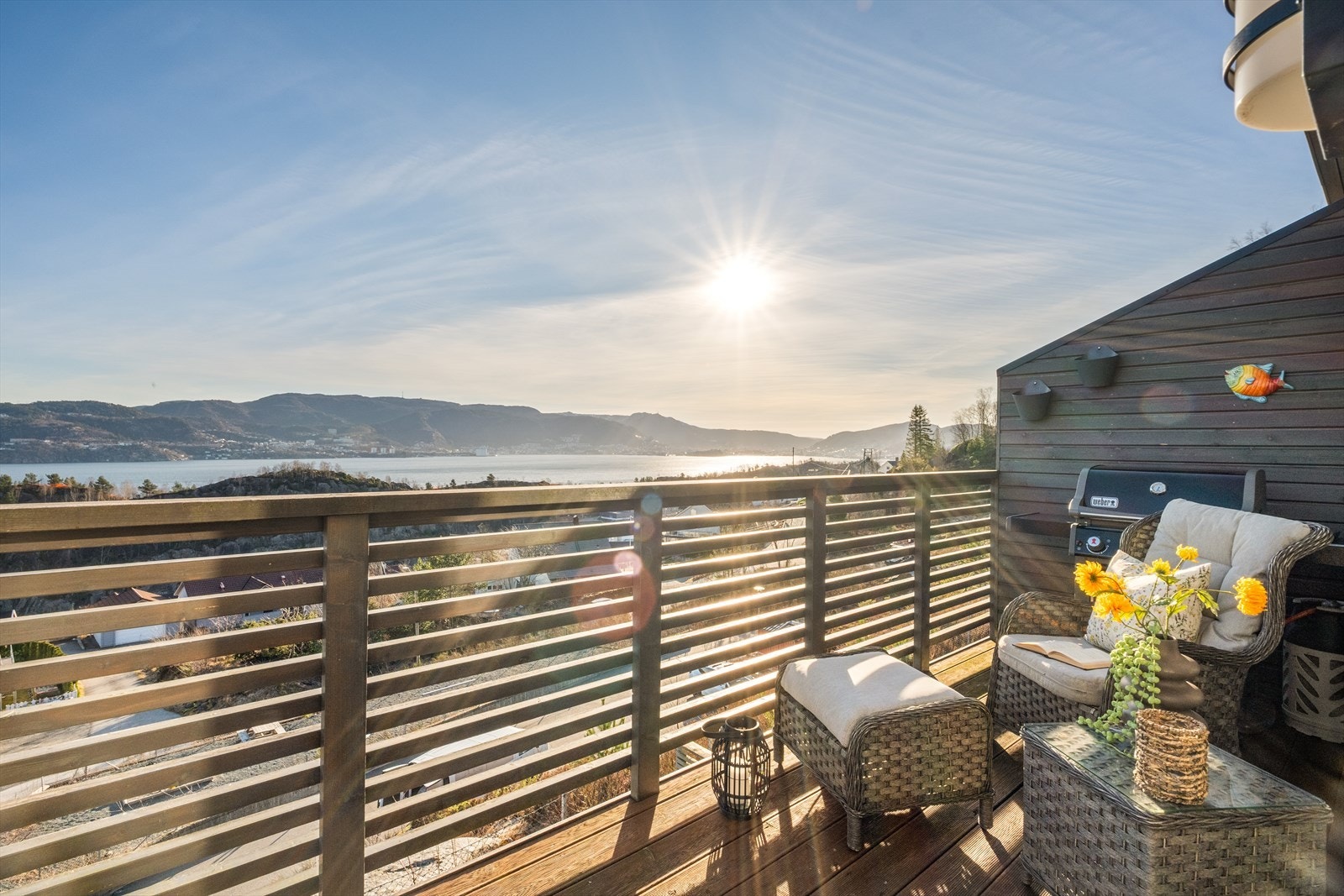 - Balkongen oppleves privat, godt skjermet med levegg og rekkverk - Galleribilde