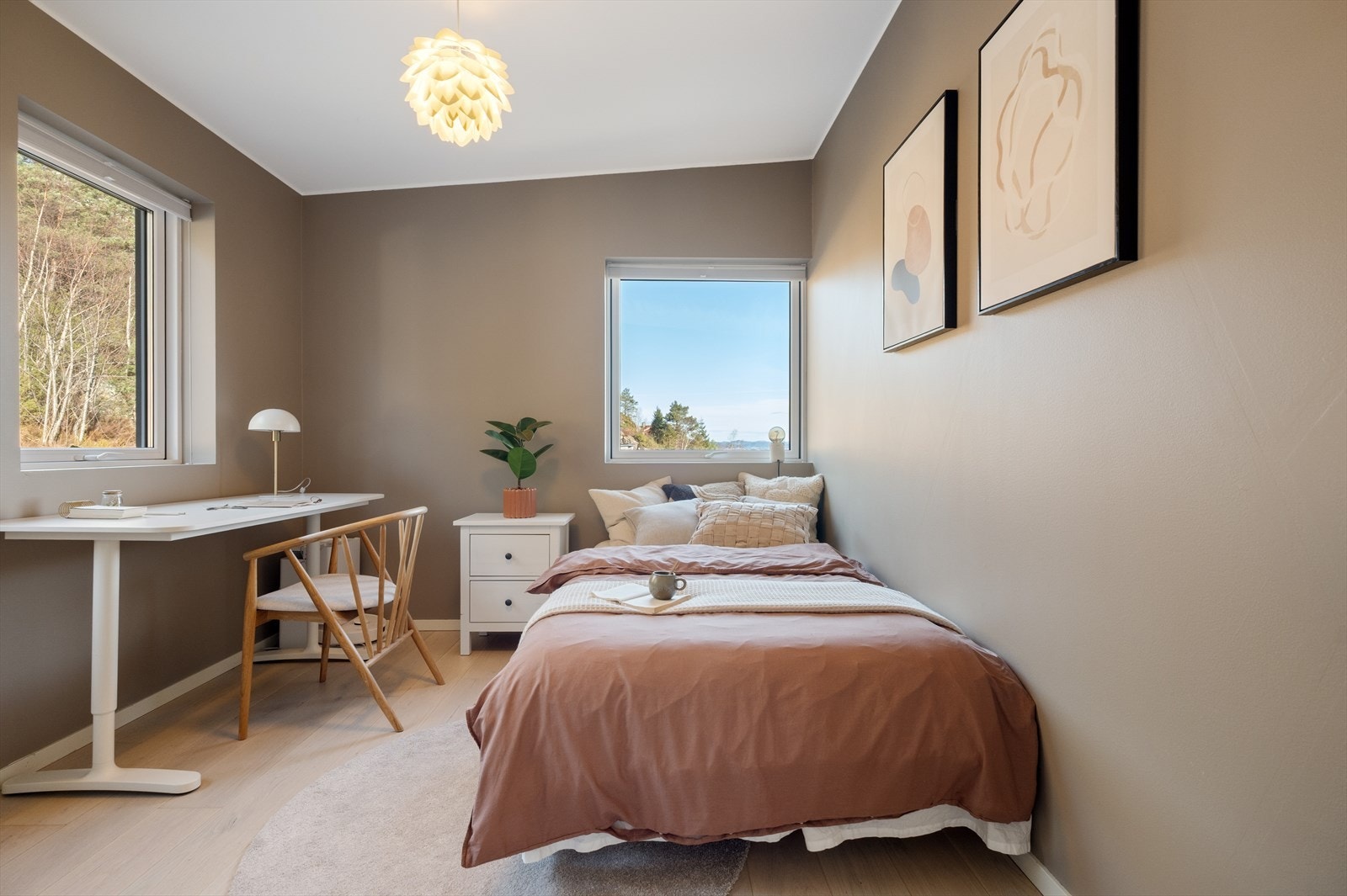 - Boligen har 3 soverom av god størrelse. Soverom 1 måler 9,8m² og har god plass til seng i ønsket størrelse samt øvrig møblement - Galleribilde