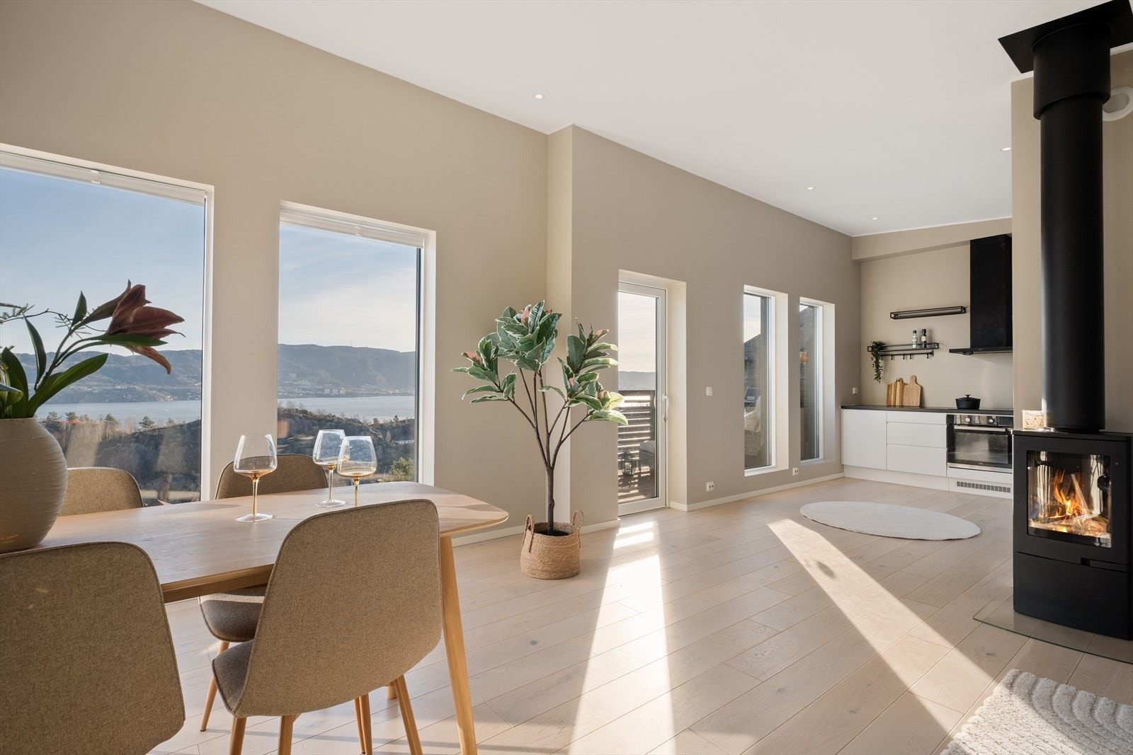 - Den generøse takhøyden kombinert med store vindusflater sørger for en fantastisk romfølelse - Galleribilde