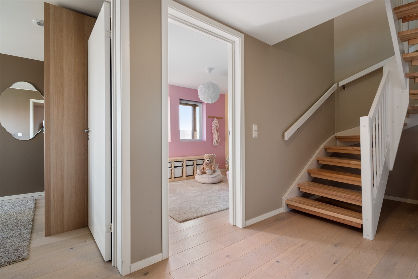 - Vi beveger oss ned i underetasjen som inneholder gang, 2 soverom, vaskerom, bad og bod - Galleribilde