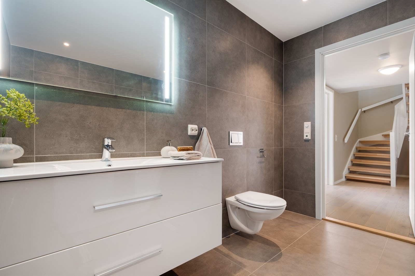 - Et praktisk og funksjonelt baderom i moderne utførelse - Galleribilde