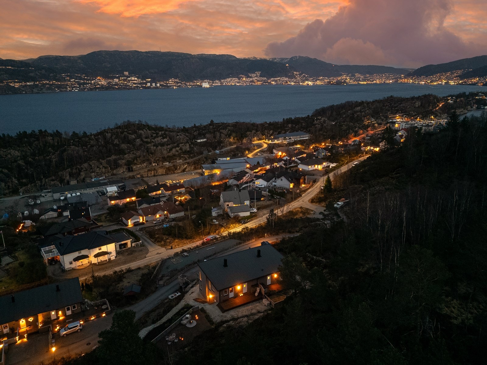 - Boligen stod ny i 2018, og holder derav en gjennomgående svært god standard både ut- og innvendig - Galleribilde