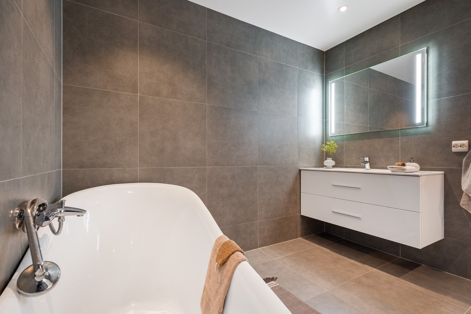 - Innredet med servantmøbel, speil med integrert belysning, toalett og badekar - Galleribilde