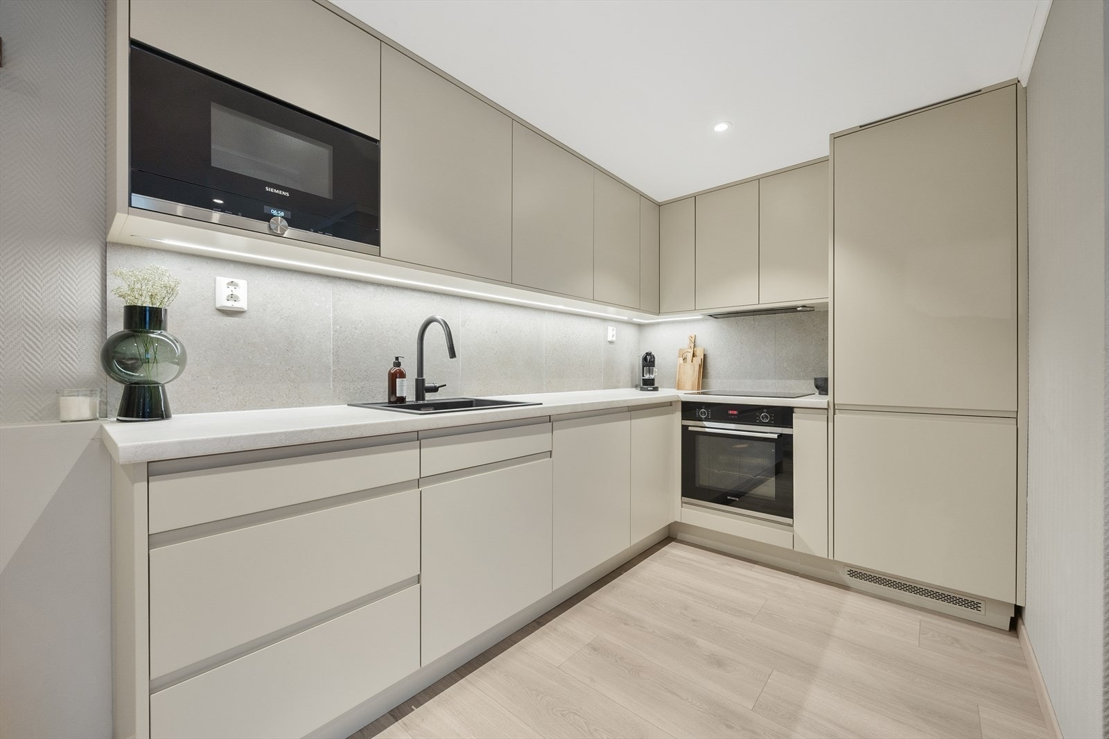 Moderne og funksjonelt kjøkken med integrerte hvitevarer. Galleribilde