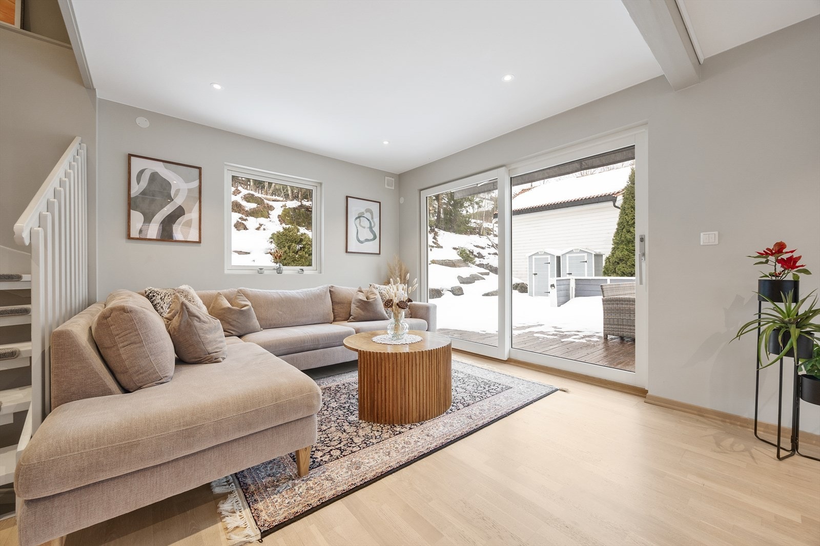 Fra stuen er det direkte utgang til en stor, usjenert terrasse og hage. Galleribilde