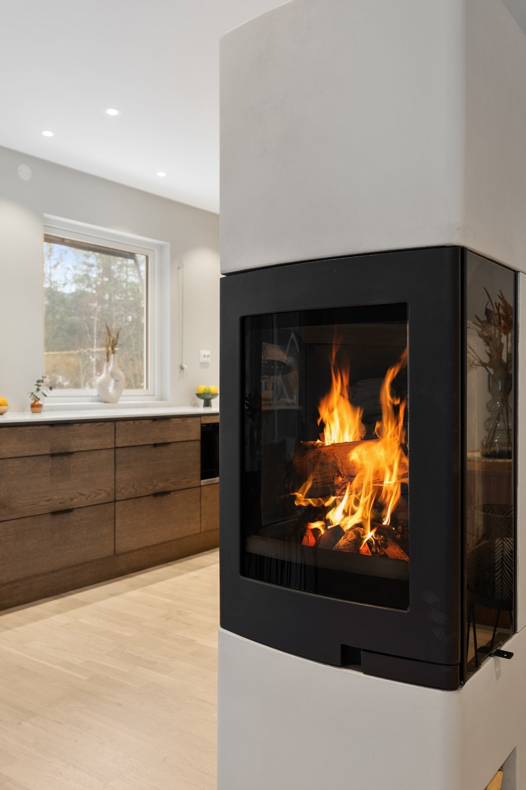 Peisen skaper en lun atmosfære på kjølige kvelder. Galleribilde