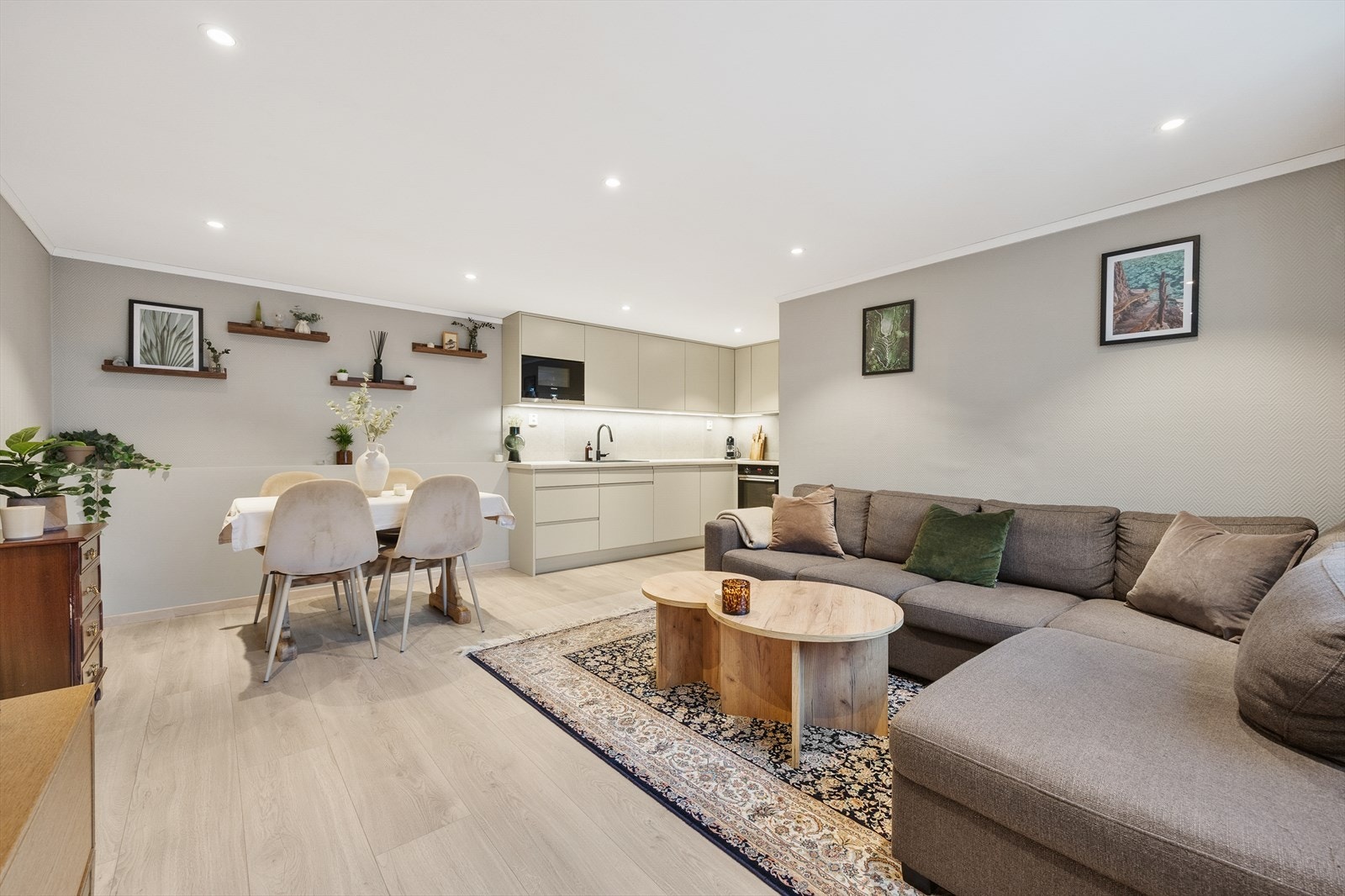 Stuen er lett å møblere med plass til både sofagruppe og spisebord. Galleribilde