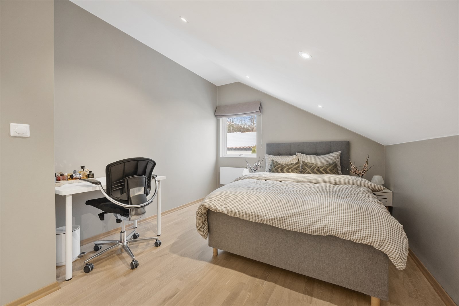 Hovedsoverom med god plass til dobbeltseng og kontorplass. Galleribilde