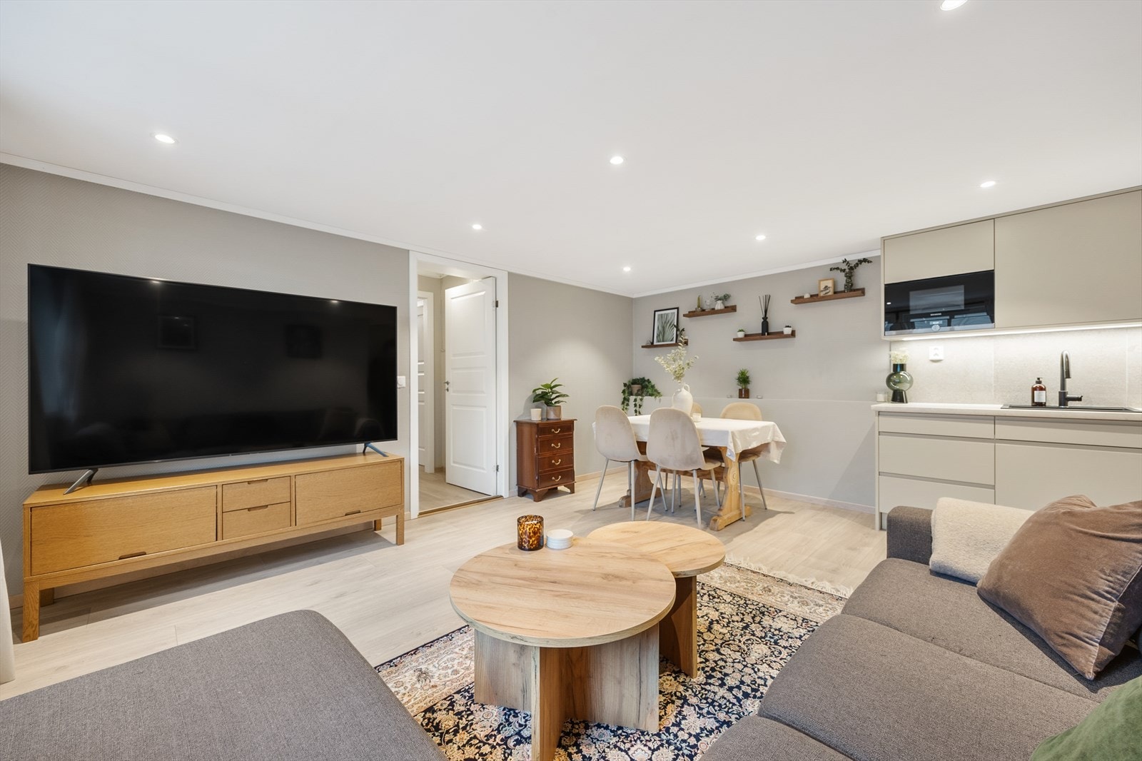 Åpen løsning mellom stue og kjøkken gir en god romfølelse. Galleribilde