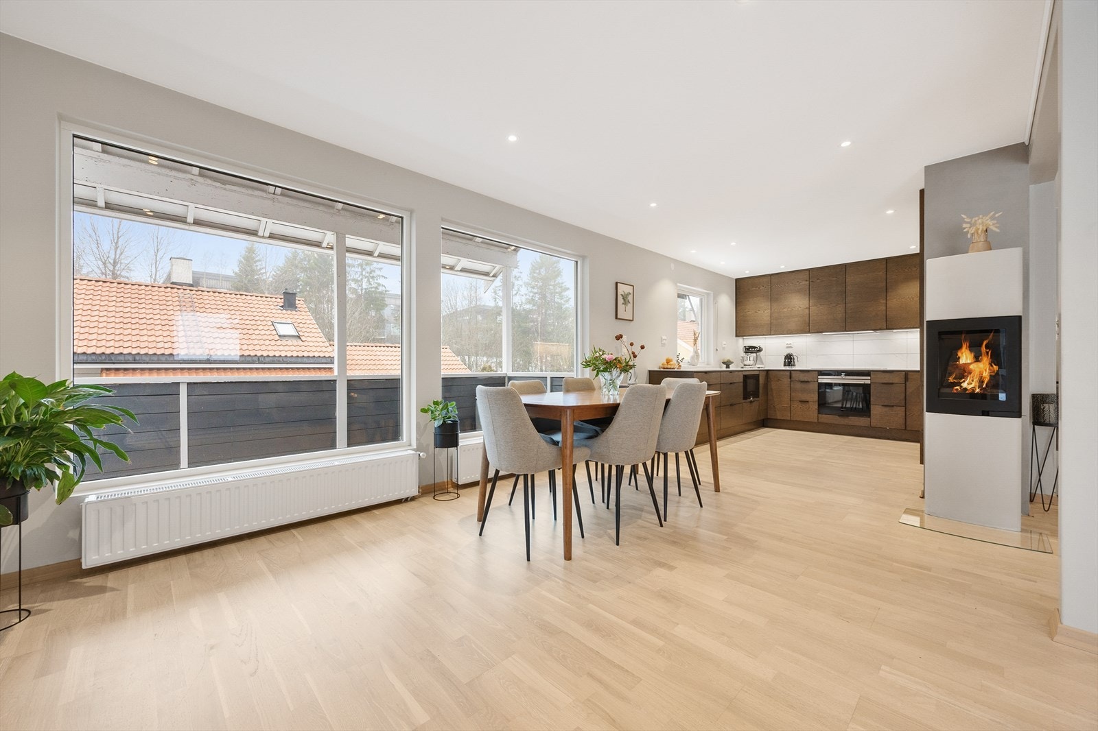 Store vindusflater gir rikelig med naturlig lys til spiseplassen og oppholdsrommet. Galleribilde