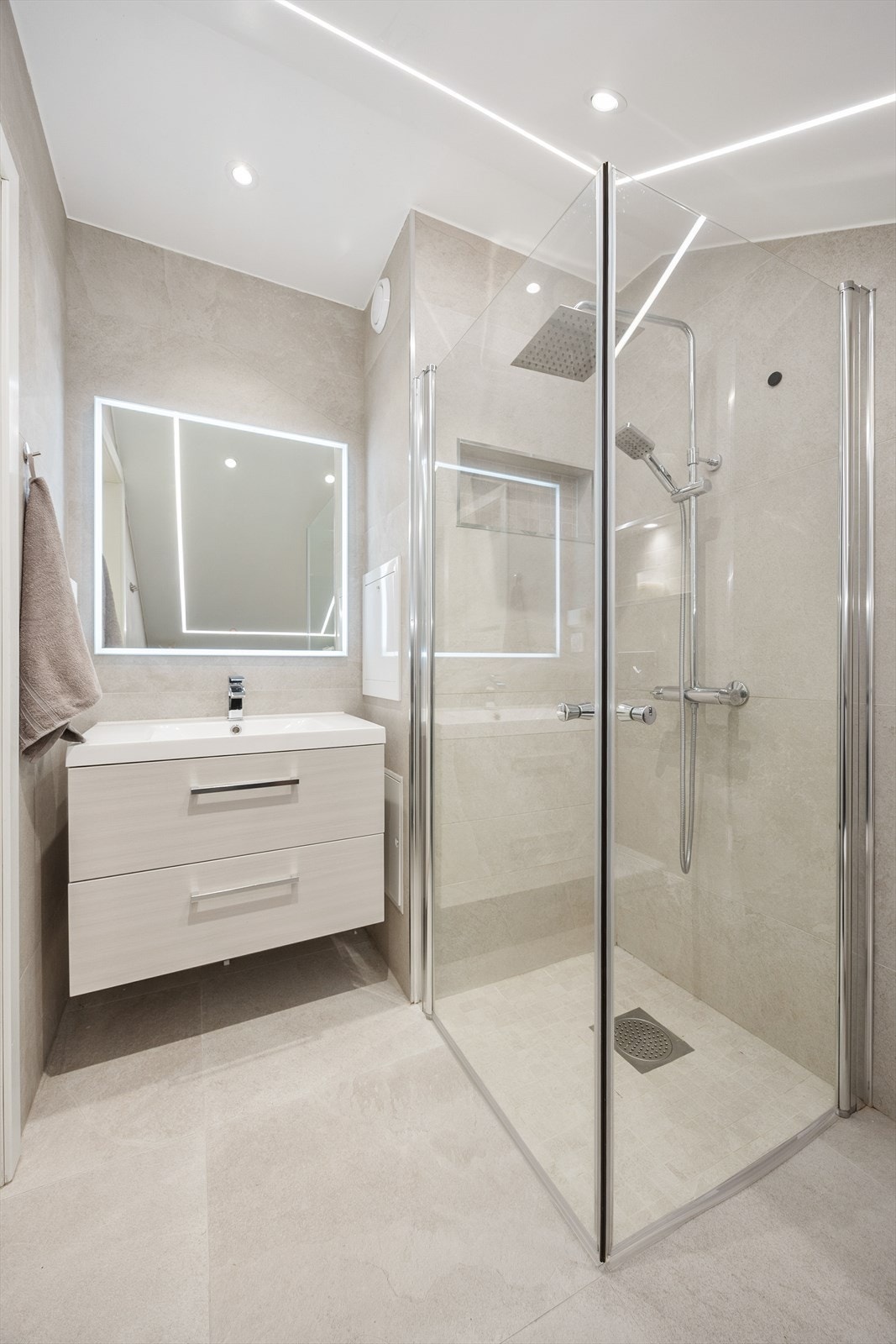 Badet har moderne innredning med speil med integrert belysning. Galleribilde