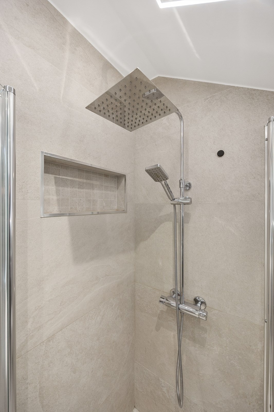 Dusjnisje med både regnfallsdusj og hånddusj for ekstra komfort. Galleribilde