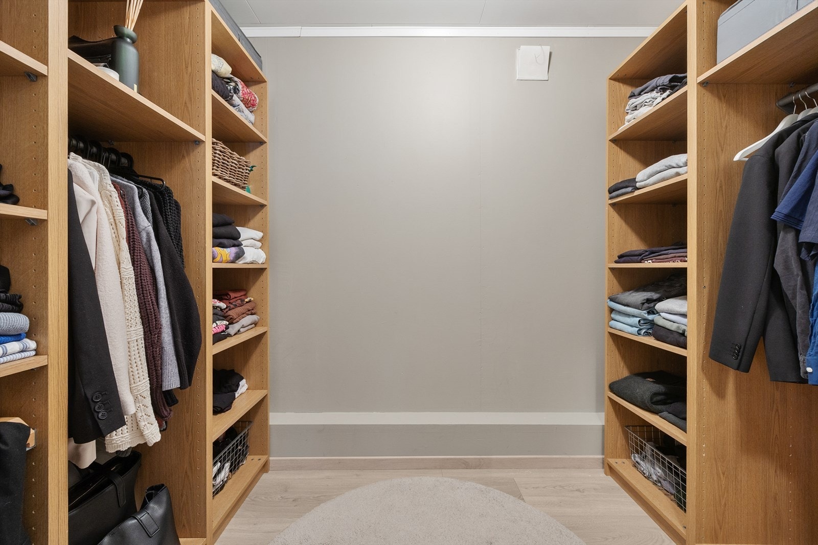 Praktisk walk-in-closet eller bod gir rikelig med lagringsplass. Galleribilde