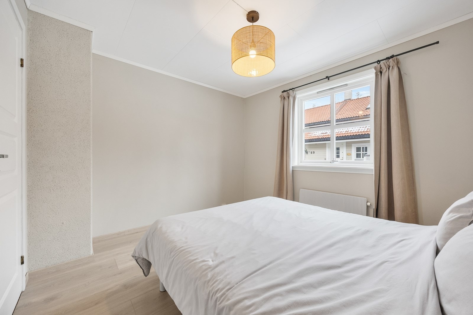 Vindu gir naturlig lys til rommet. Galleribilde