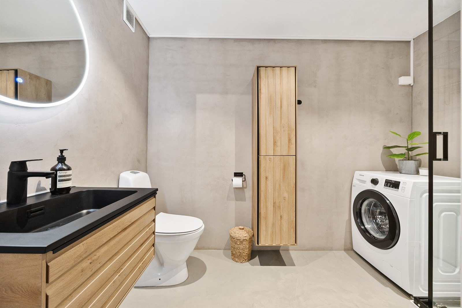 Tidsriktig bad med opplegg for vaskemaskin. Galleribilde