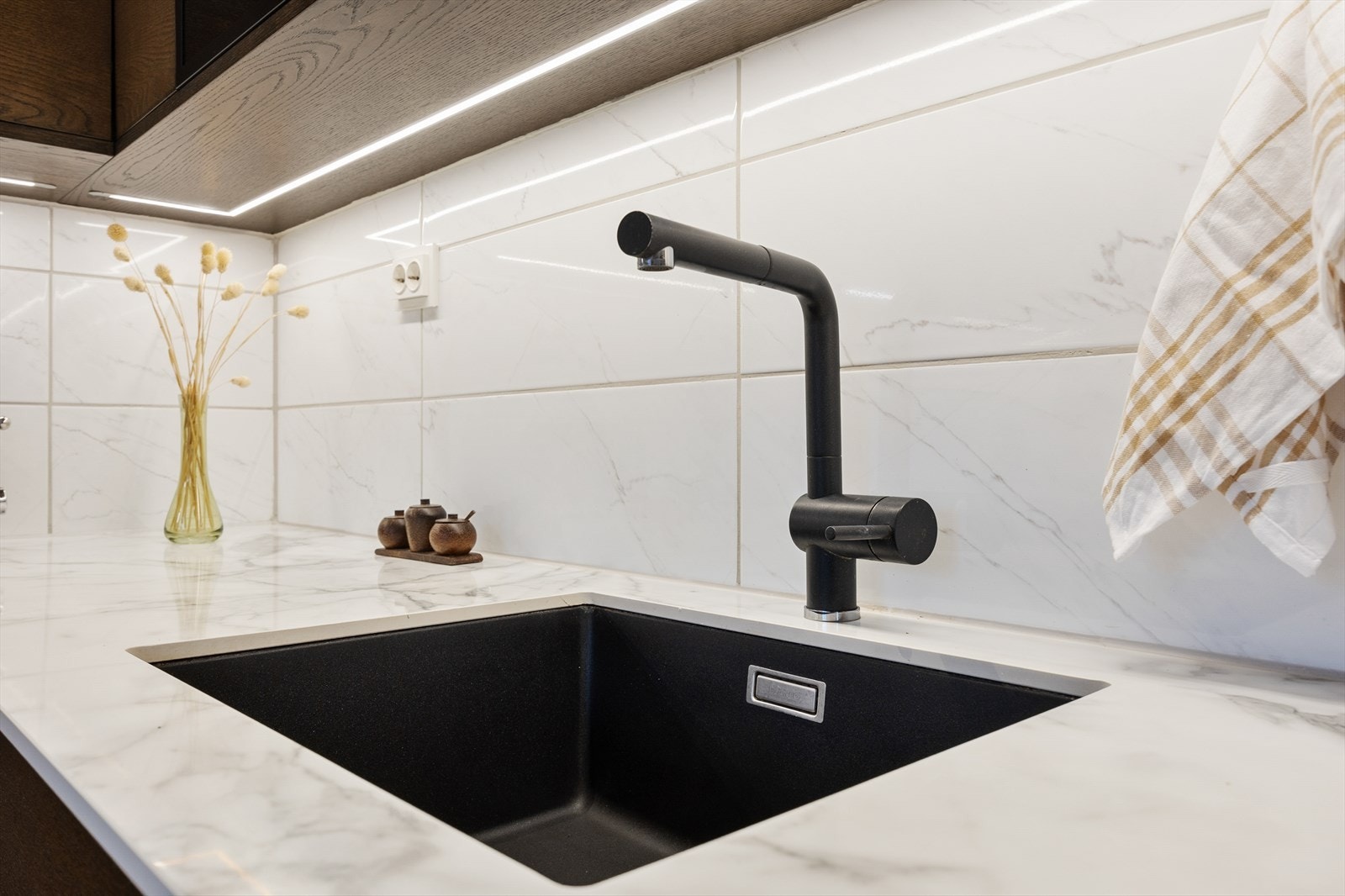 Gjennomførte detaljer med mørk vask og armatur som komplementerer innredningen. Galleribilde