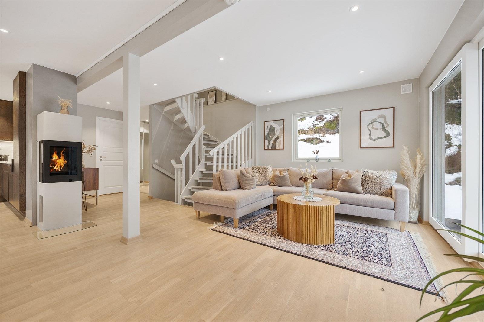 Stuen har god plass til sofagruppe, og trappen leder opp til soveromsavdelingen. Galleribilde
