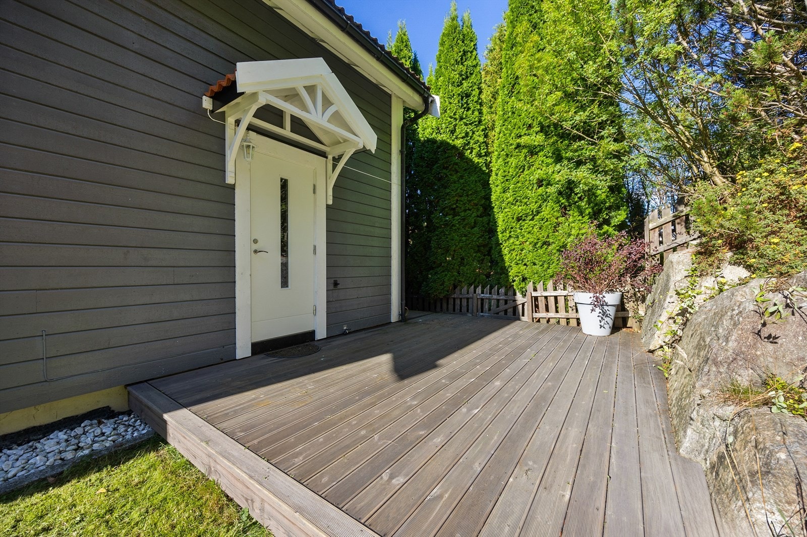 Velholdt inngangsparti ved hoveddelen. Galleribilde