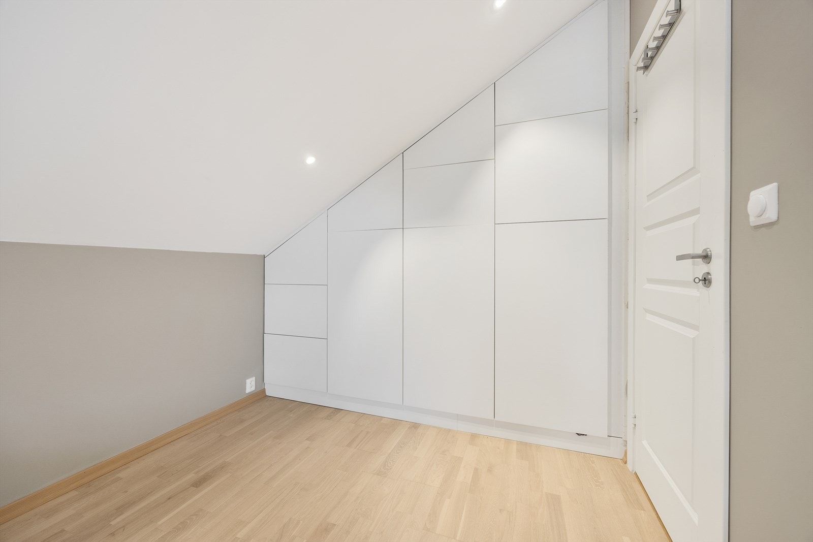 Rikelig med oppbevaringsplass i de skreddersydde garderobeskapene. Galleribilde