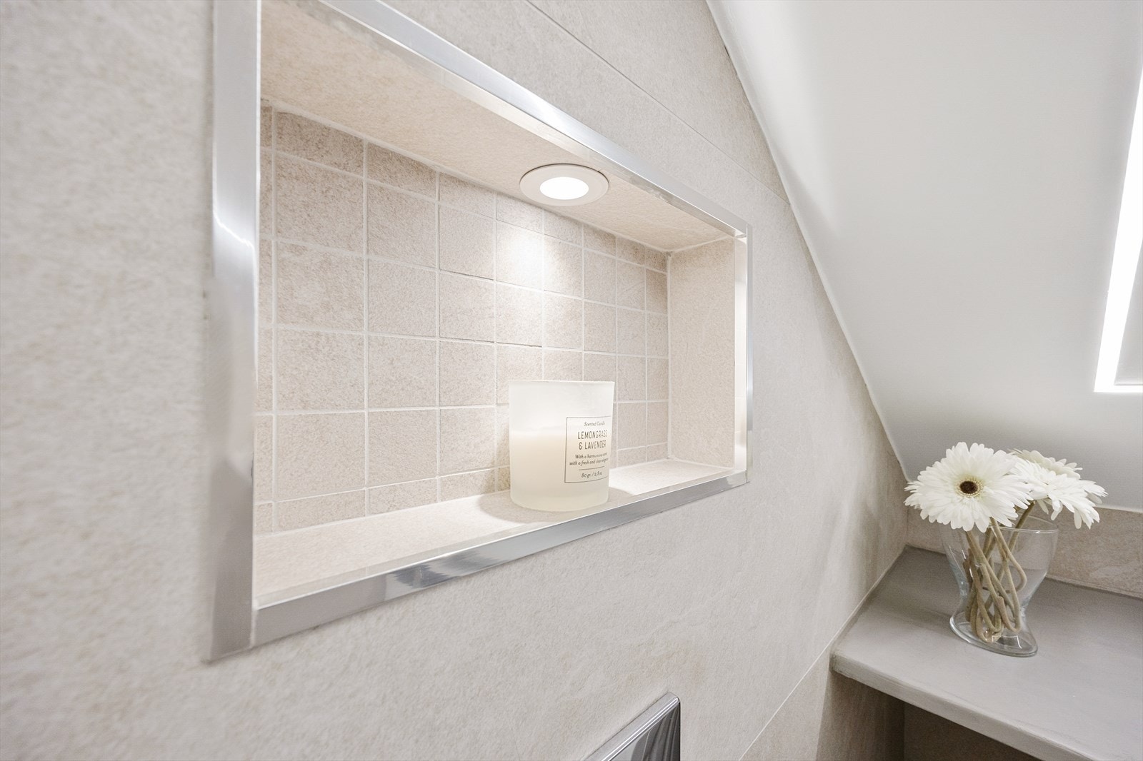 Praktisk og dekorativ nisje i dusjsonen for oppbevaring av produkter. Galleribilde