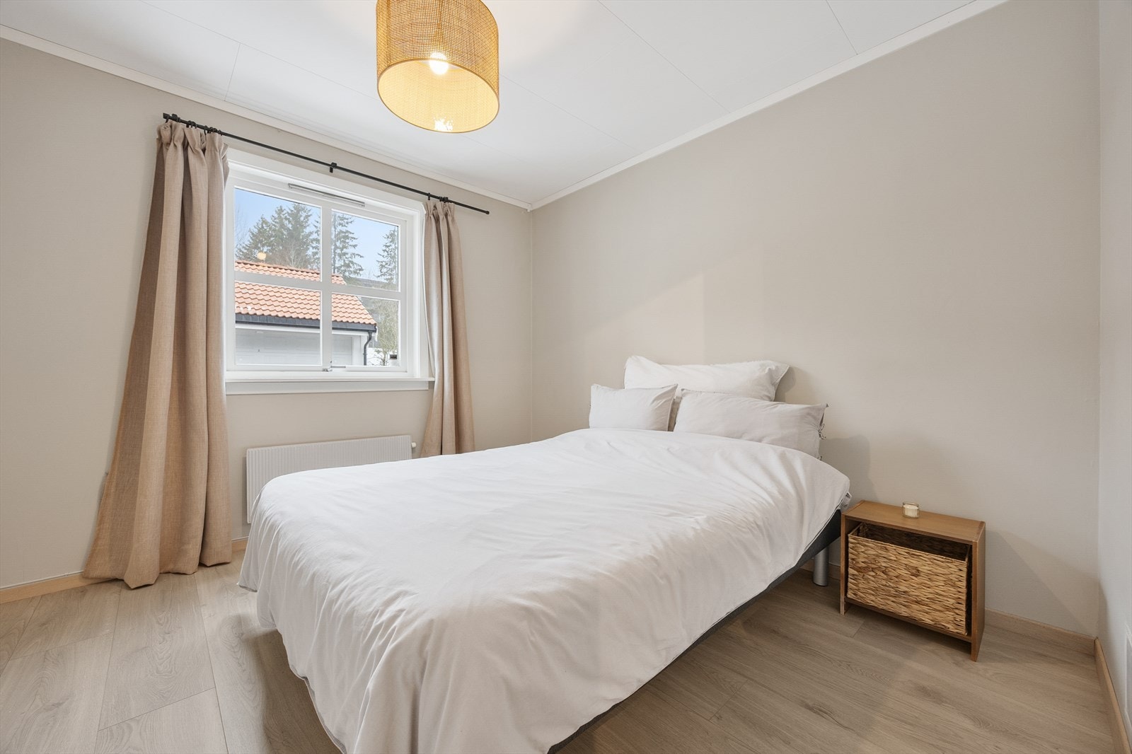 Soverom med plass til dobbeltseng og garderobeløsning. Galleribilde