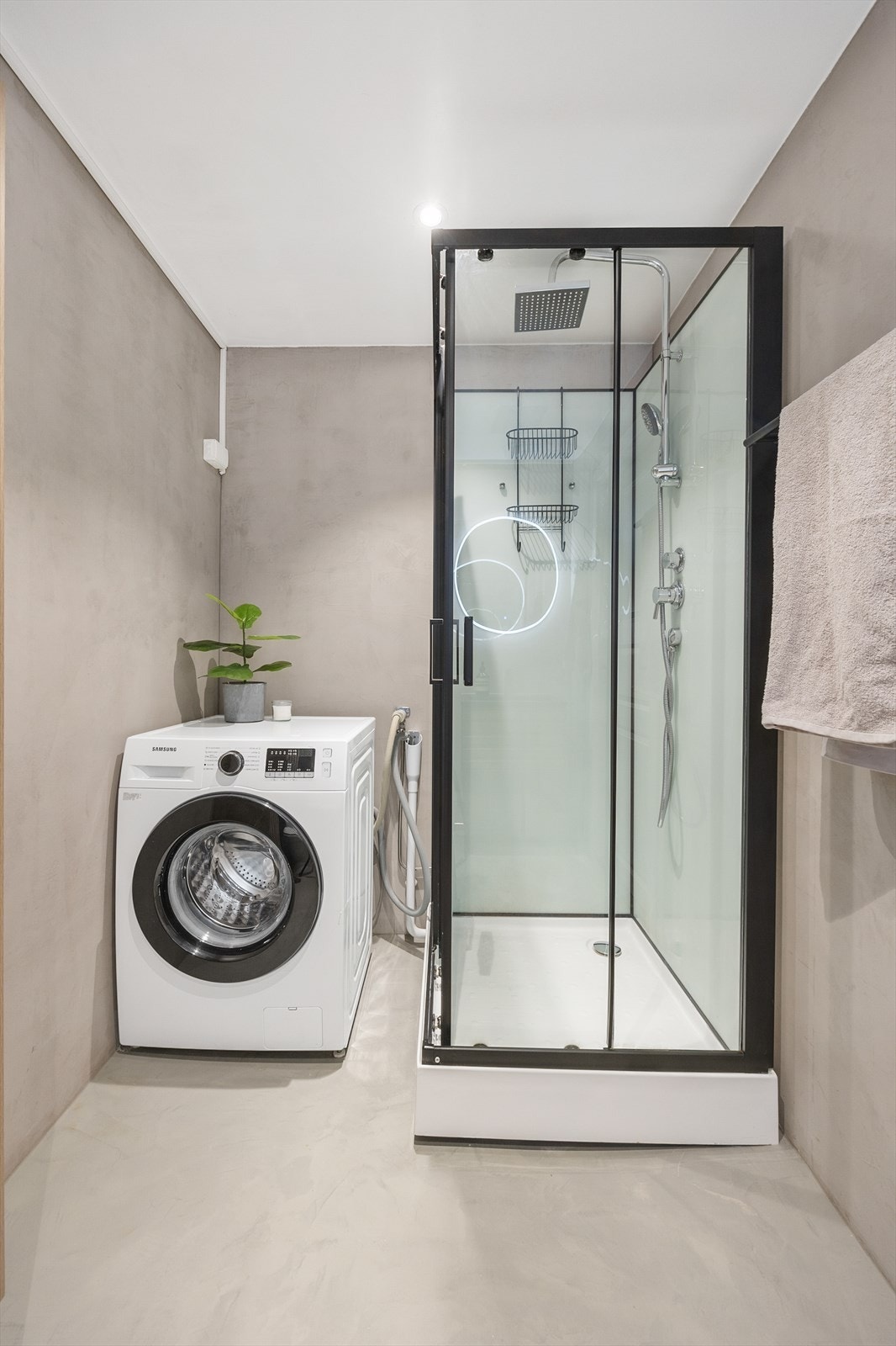 Dusjkabinett og god plassutnyttelse på badet. Galleribilde