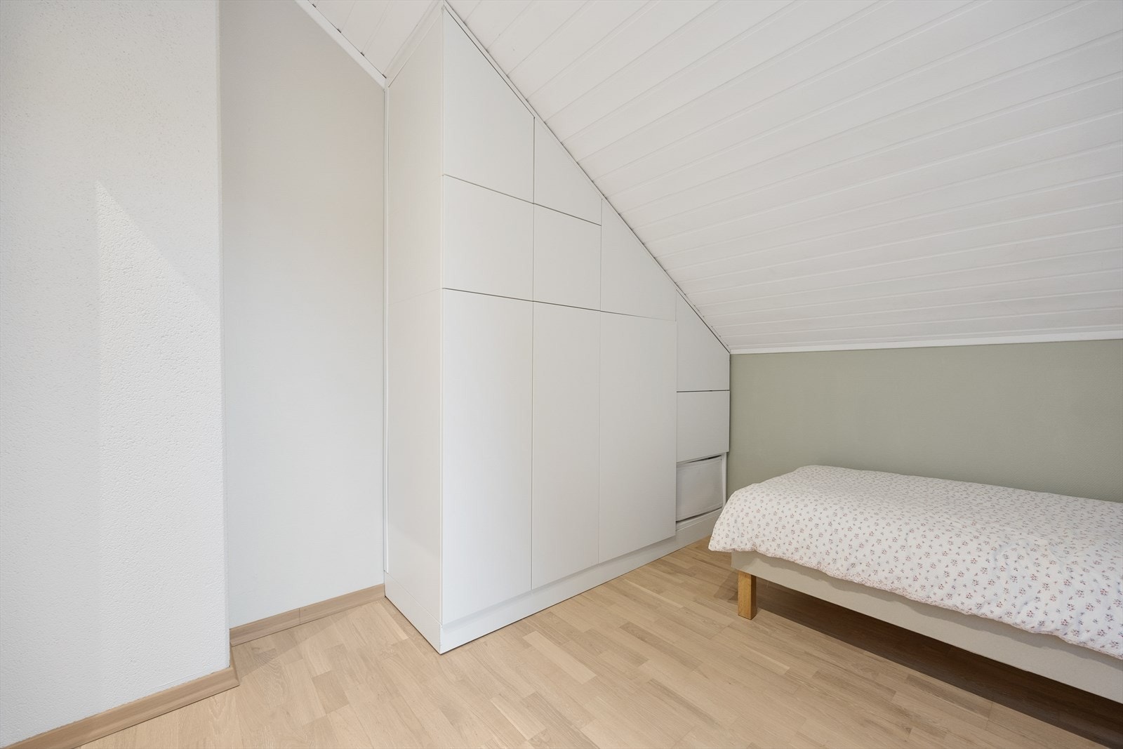 Også her er det smarte garderobeløsninger som gir mye oppbevaring. Galleribilde