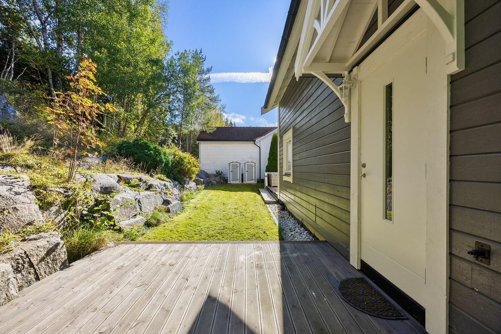 Eiendommen har flere hyggelige uteplasser og grønne soner. Galleribilde