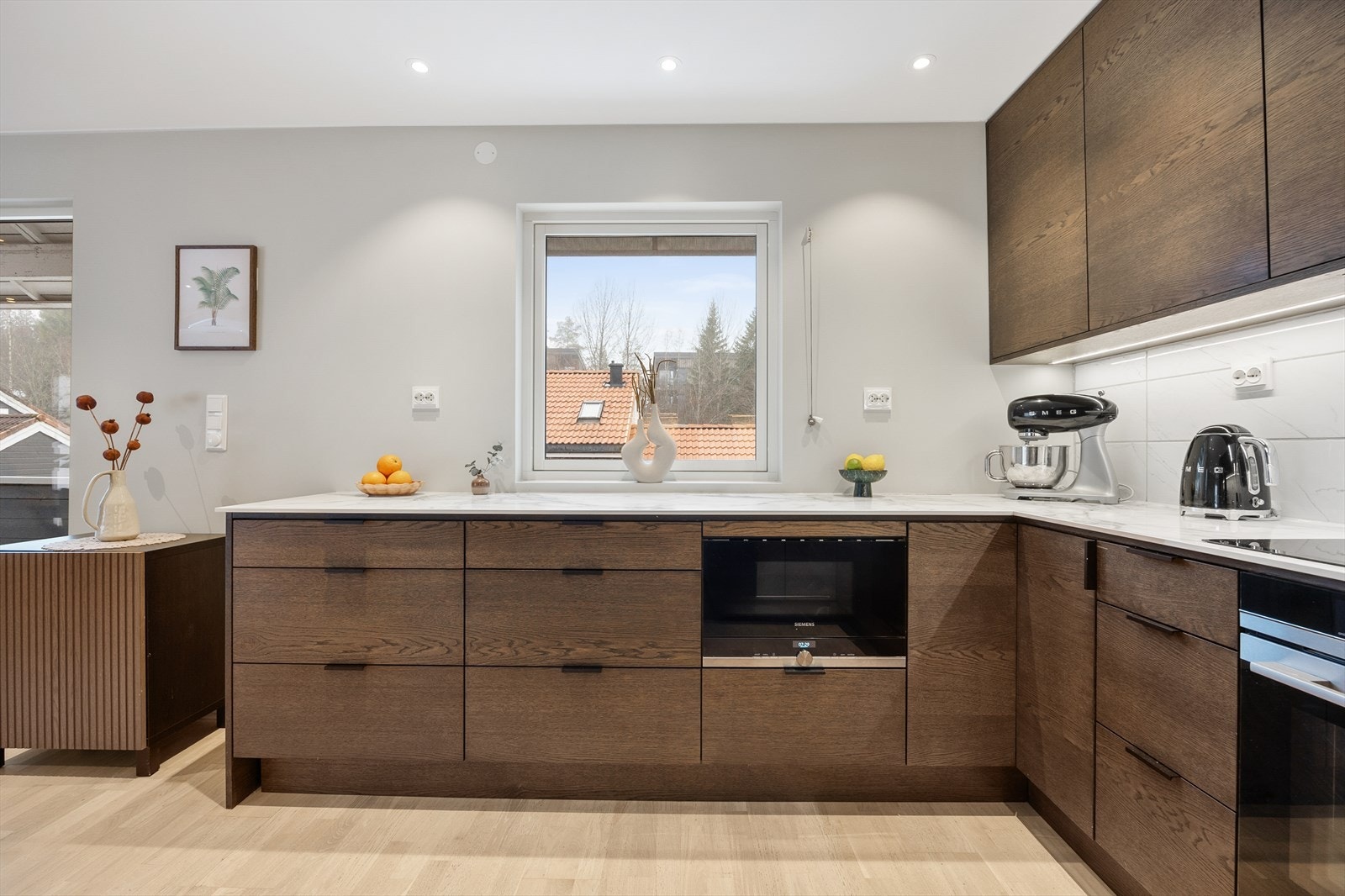 Kjøkkenet har integrerte hvitevarer og en praktisk U-formet innredning. Galleribilde