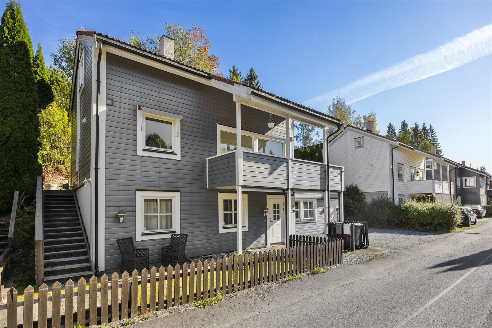 Beliggenheten er ideell for barnefamilier, med kort vei til skoler og barnehager. Galleribilde