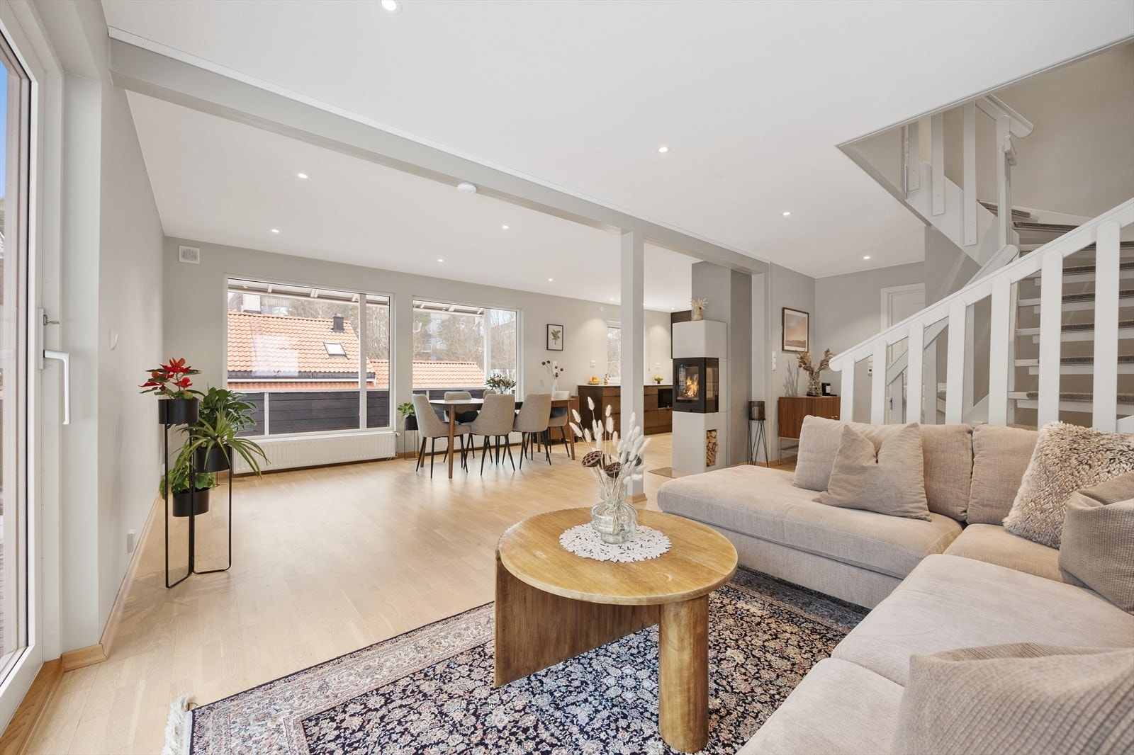 Den åpne løsningen skaper en luftig og sosial sone som binder rommene sammen. Galleribilde