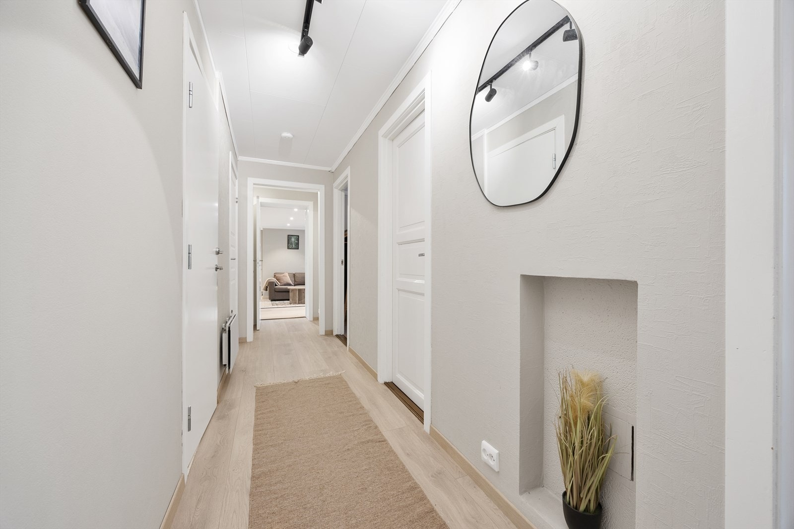 Mellomgang som binder sammen rommene i første etasje. Galleribilde