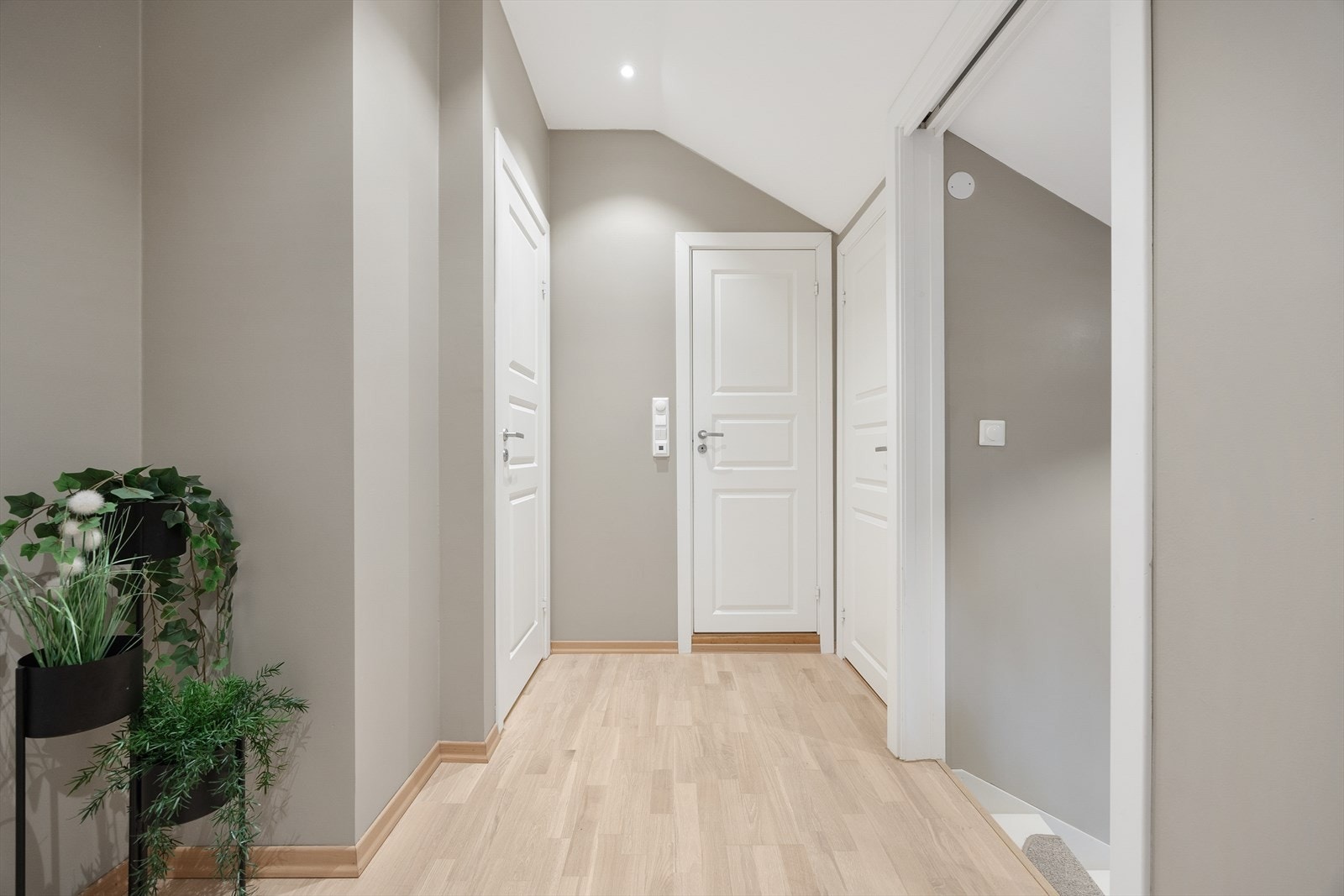 Fra loftsstuen er det inngang til tre soverom og et romslig bad. Galleribilde