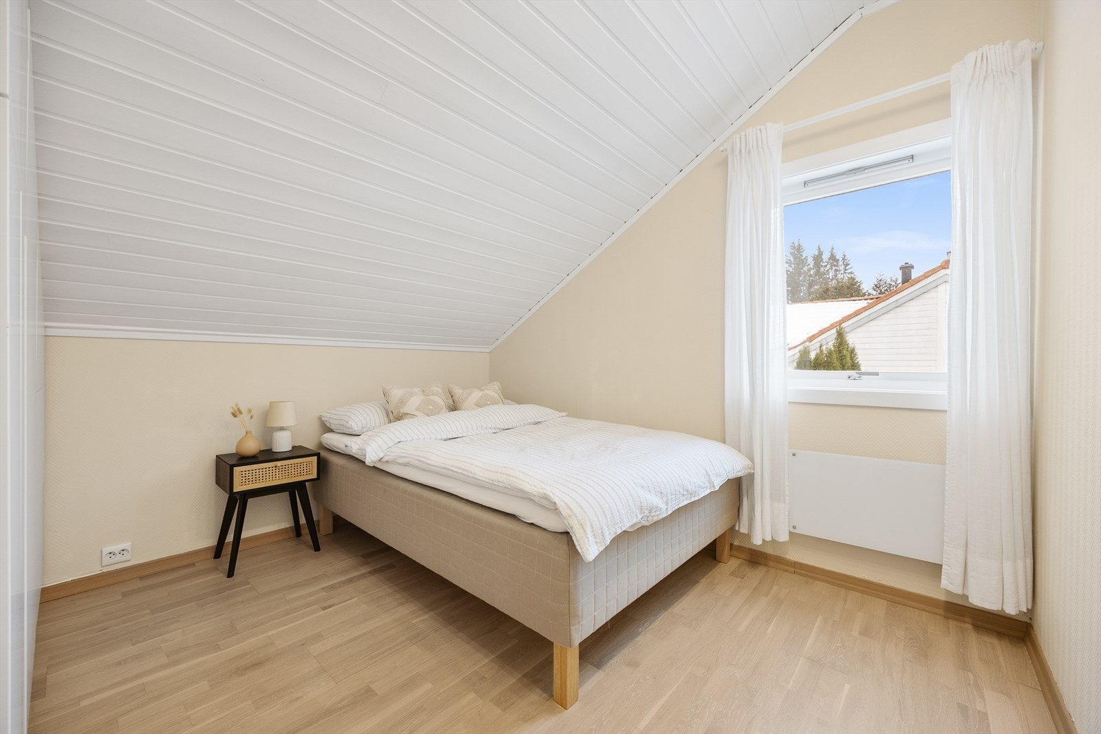 Et lyst og trivelig soverom, også med plassbygd garderobe. Galleribilde