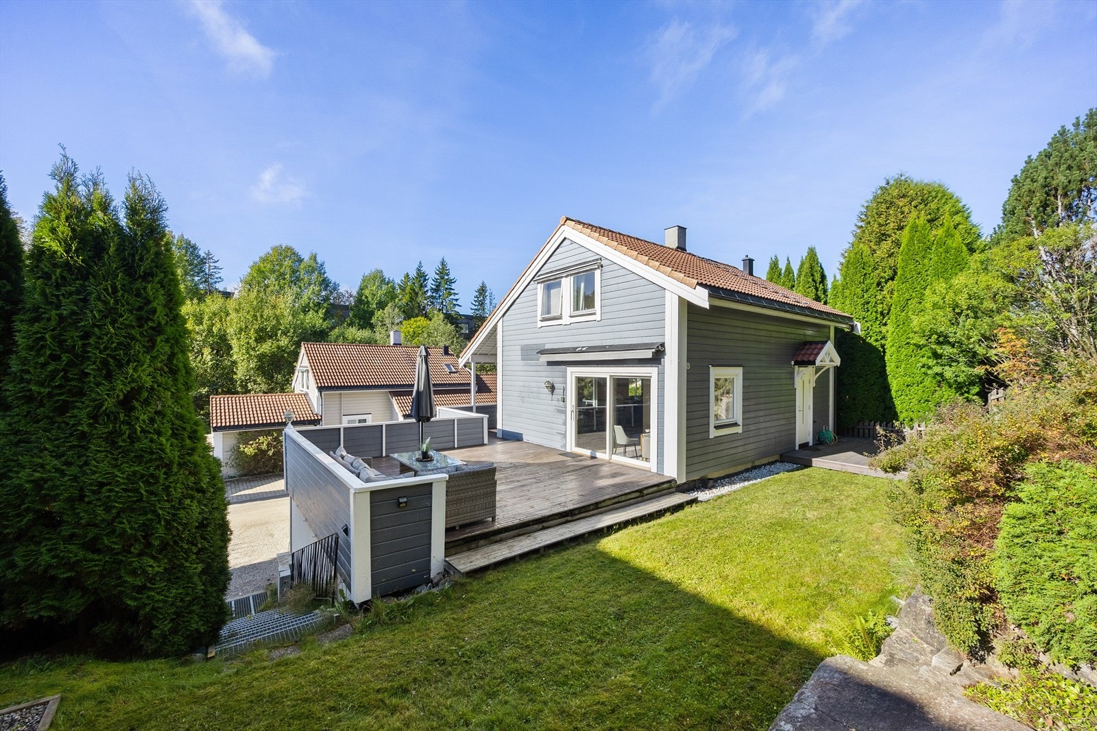 Boligen er innholdsrik og går over tre plan, og har en 3-roms hybel. Galleribilde