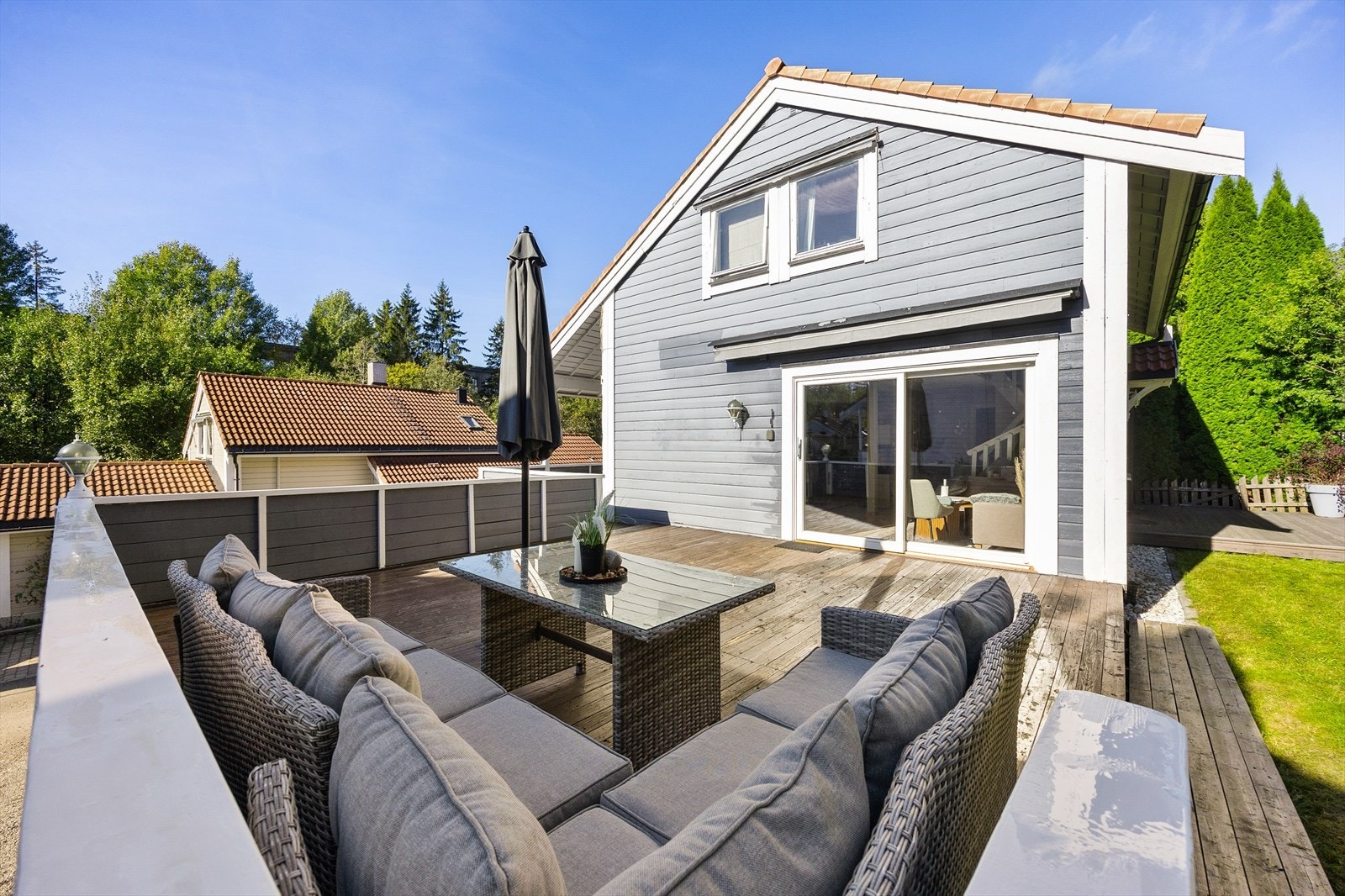 Den store terrassen er et flott uterom med god plass til sittegrupper. Galleribilde