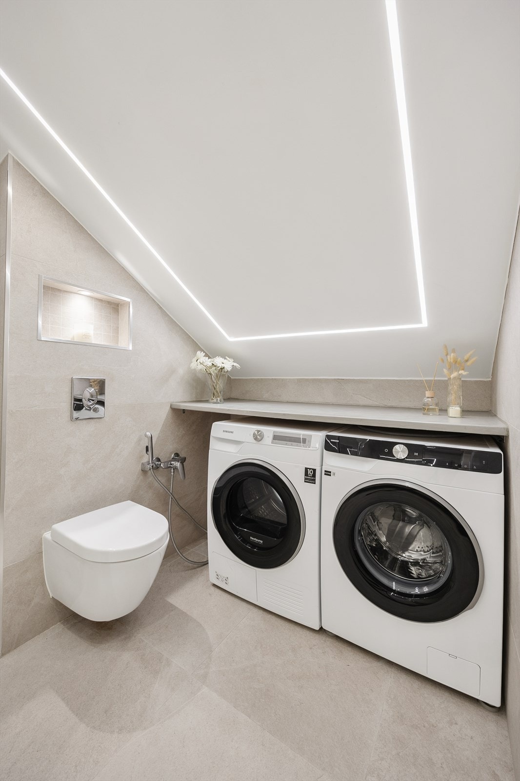 Egen vaskesøyle med plass til både vaskemaskin og tørketrommel. Galleribilde