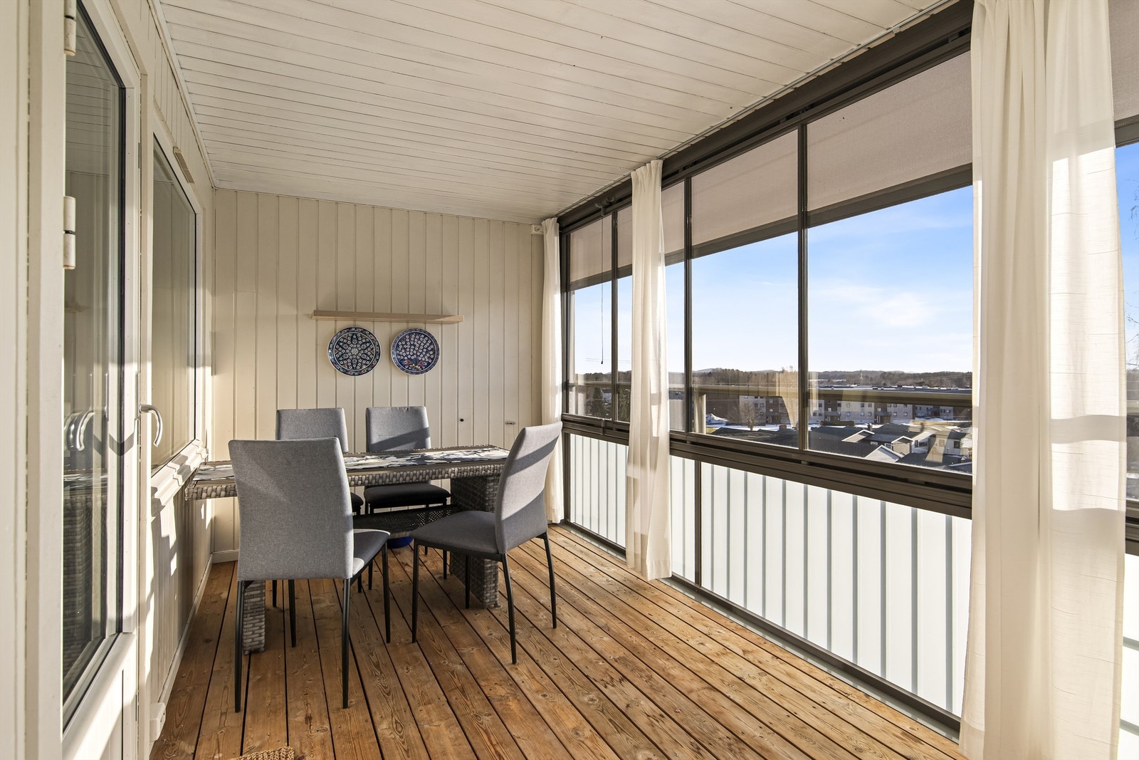 Balkongen måler cirka 15 kvm og fungerer ypperlig som en forlengelse av stuen store deler av året. Her får du også sen kveldssol samt pent utsyn over området (utvendig screens er montert på balkongen). Galleribilde